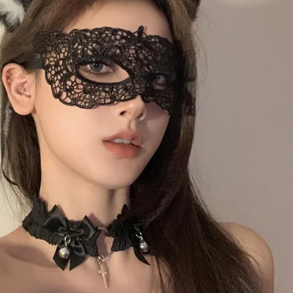 7/$25 Black lace filigree masquerade mask BNIP Halloween